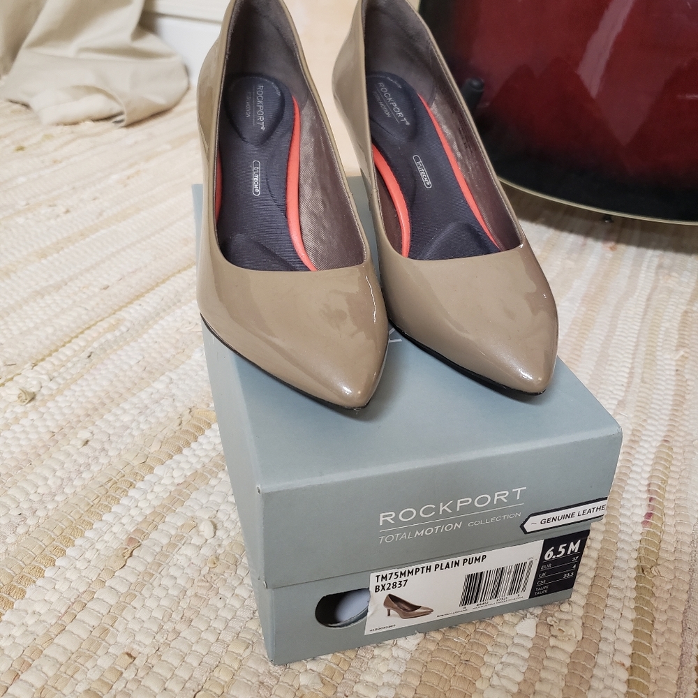 Rockport total motion pumps beige